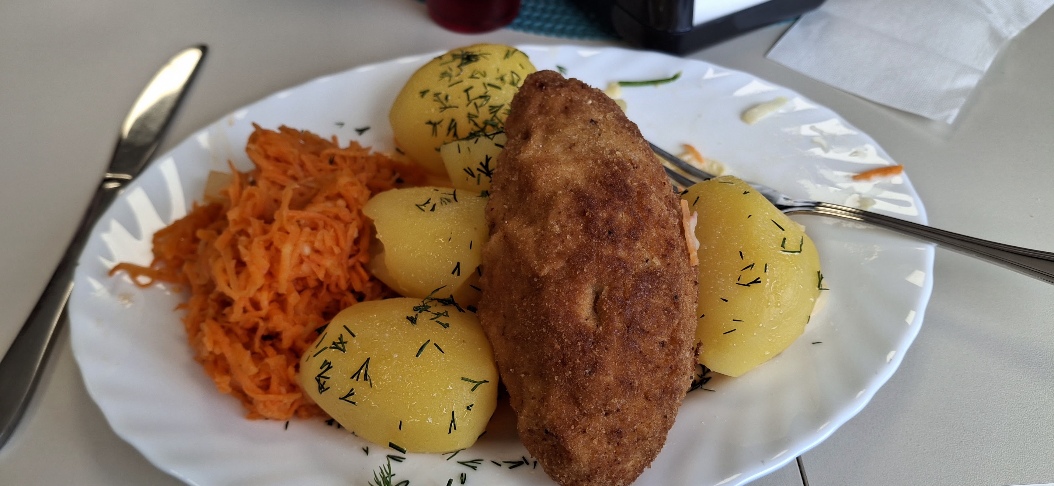 Kotlet mielony z młodymi ziemniakami i surówką z marchewki